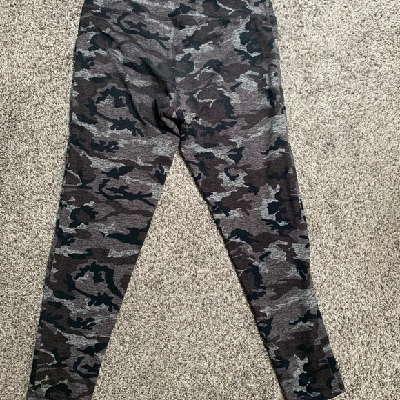 Strut this 7/8 camo army high rise yoga leggings (L) - Picture 2 of 4